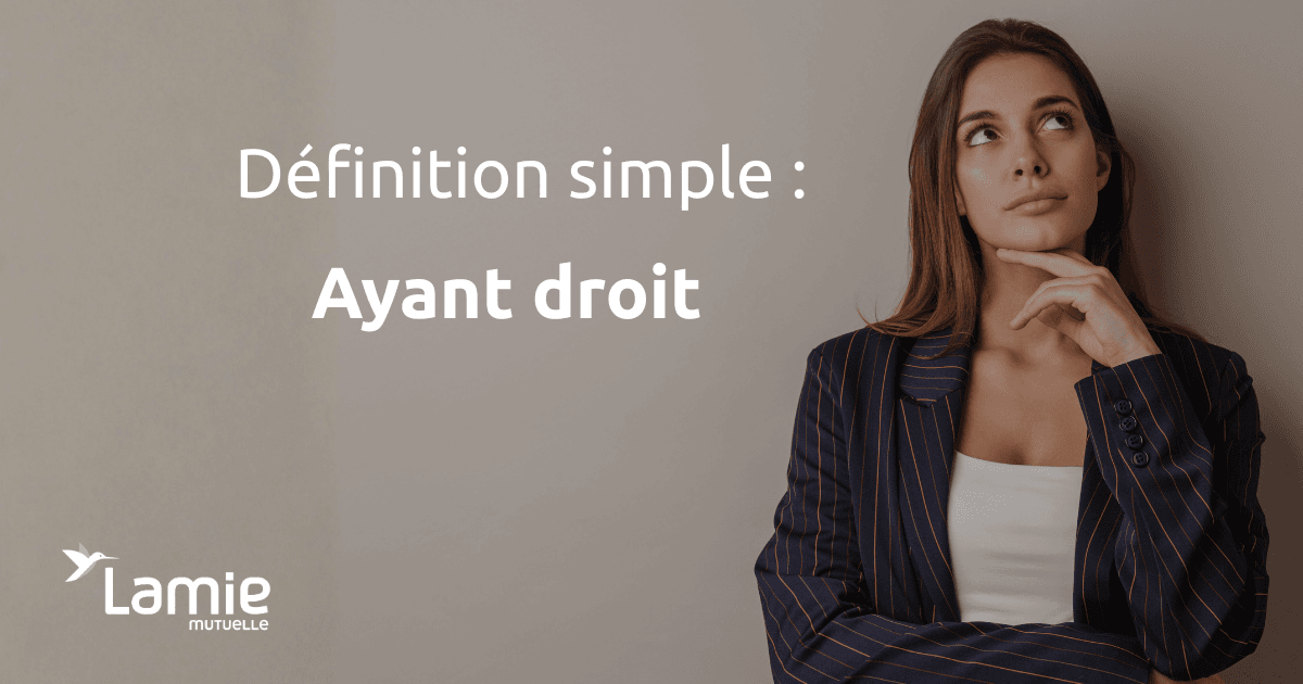 Définition simple : Ayant droit, femme d’affaires en chemise noire et blazer réfléchissant, texte “Définition simple : Ayant droit” à gauche.